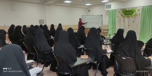 برگزاری کارگاه «دریچه ای به دنیای دختران نوجوان، ارتباط و درک مؤثر» در قم