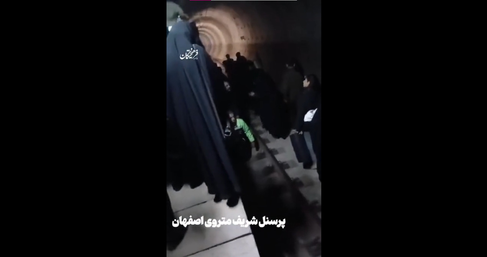 فیلم| مامور مترو برای بالا رفتن زنان پله شد