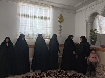 تصاویر/  ابلاغ پیام تکریم مدیریت حوزه علمیه خواهران استان یزد به خانواده شهید کریمی در ابرکوه