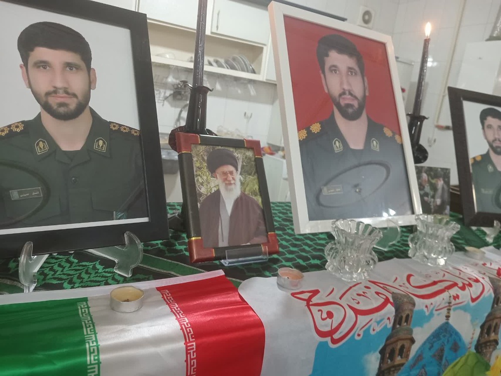 دیدار مدیر، کادر و جمعی از طلاب حوزه علمیه فاطمیه خرم‌آباد با خانواده شهید احسان حسینی