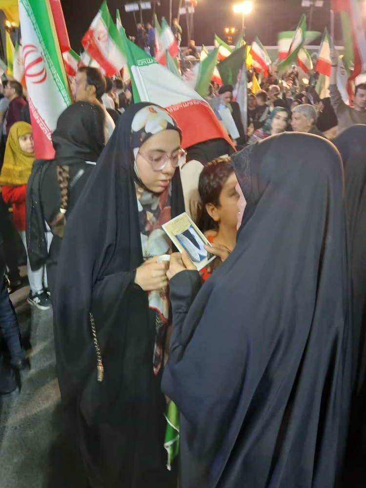 فعالیت طلاب جهادی مدرسه علمیه مشکوه اندیشه در میدان انقلاب