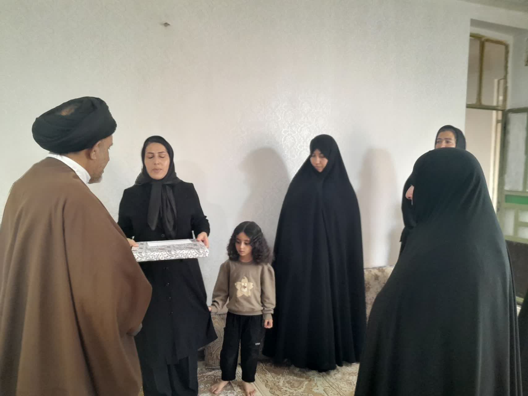 دیدار مدیر حوزه‌های علمیه خواهران لرستان با خانواده‌های شهدای کوهدشت؛ تجلیل از صبر، ایثار و اقتدار خانواده‌های شهدا